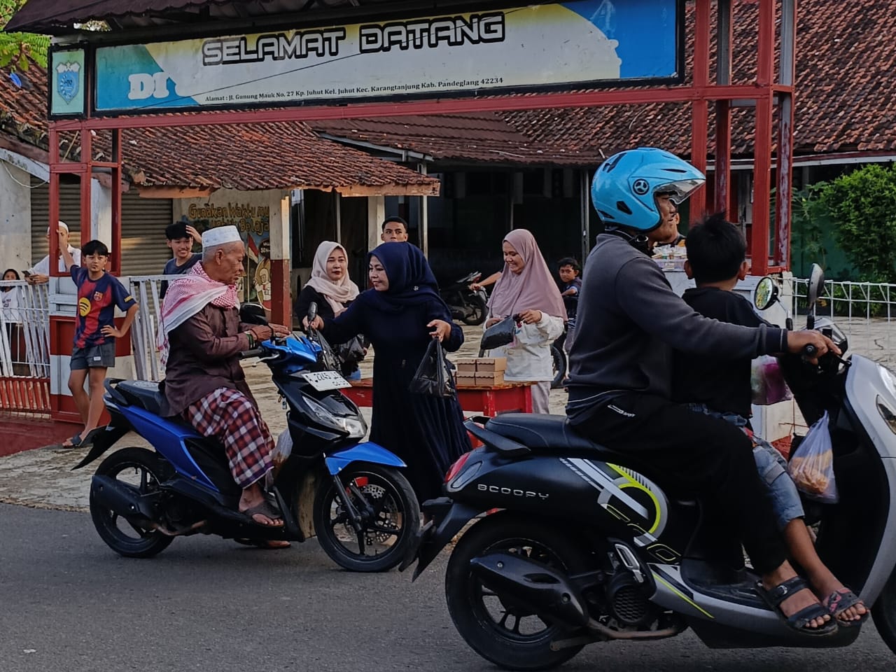 Warga RT 03/01 Kelurahan Juhut Bikin Jalur Wisata Gunung Karang Mendadak “Manis oleh Takjil Gratis