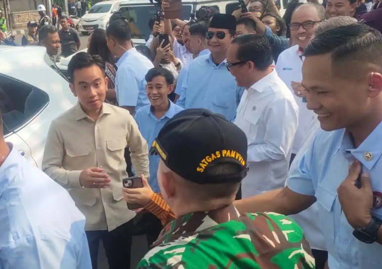 Pastikan Bantuan Tepat Sasaran, Gibran Tinjau Penyaluran Subsidi Upah di Tangerang