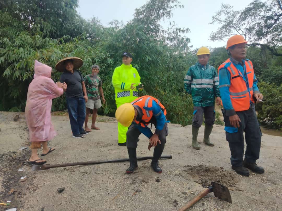 DPUPR Perbaiki Jalan Rangkasbitung -- Baduy yang Ambles, (Sementara) Diurug Bebatuan 