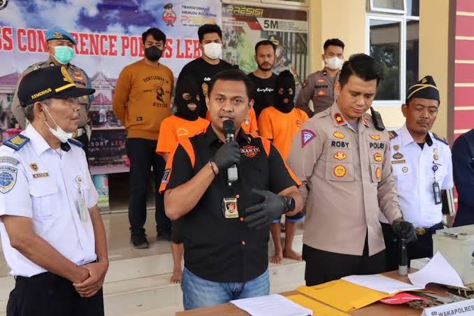 Guru di Lebak yang Pukul 6 Warga dan Todongkan Pistol Ditetapkan jadi Tersangka