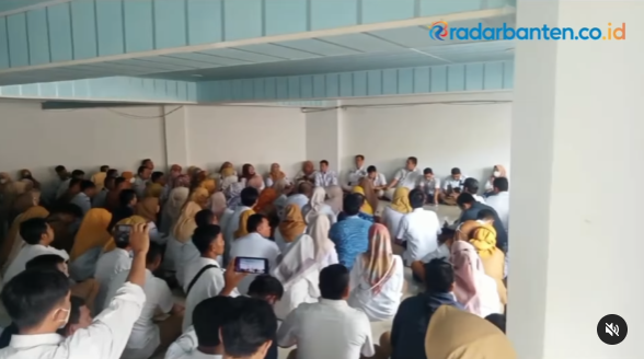 Ratusan Guru Honorer Kumpul di Masjid KP3B, Mengharapkan Kepastian Nasib