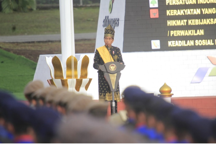 Pimpin Upacara Hari Lahir Pancasila di Hulu Rokan, Presiden Jokowi Kenakan Pakaian Adat Melayu