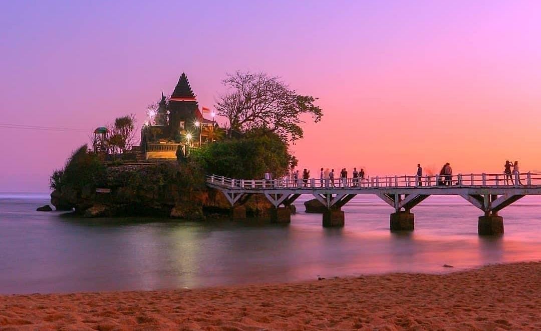 Ini Pantai Indah di Malang yang Disebut Mirip Tanah Lot Bali