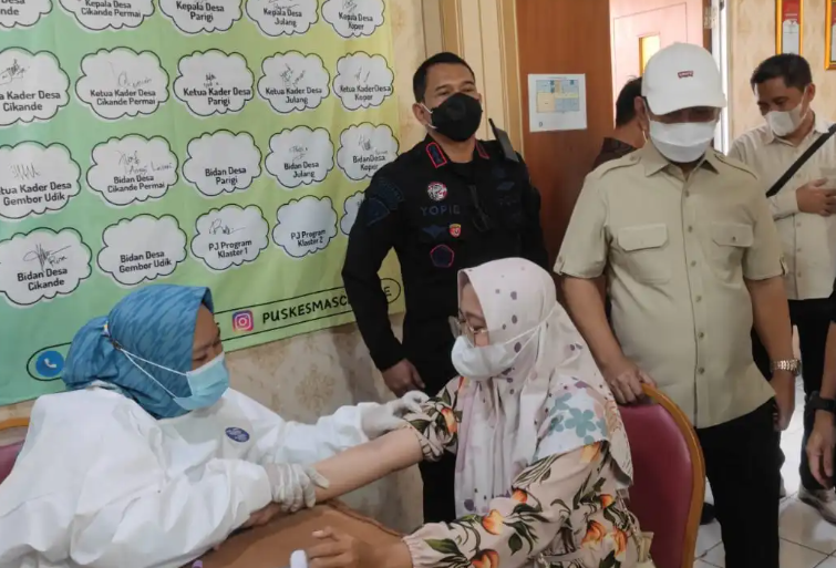 Pemerintah Relokasi 8 KK di Cikande, Warga Langsung Diperiksa di Puskesmas