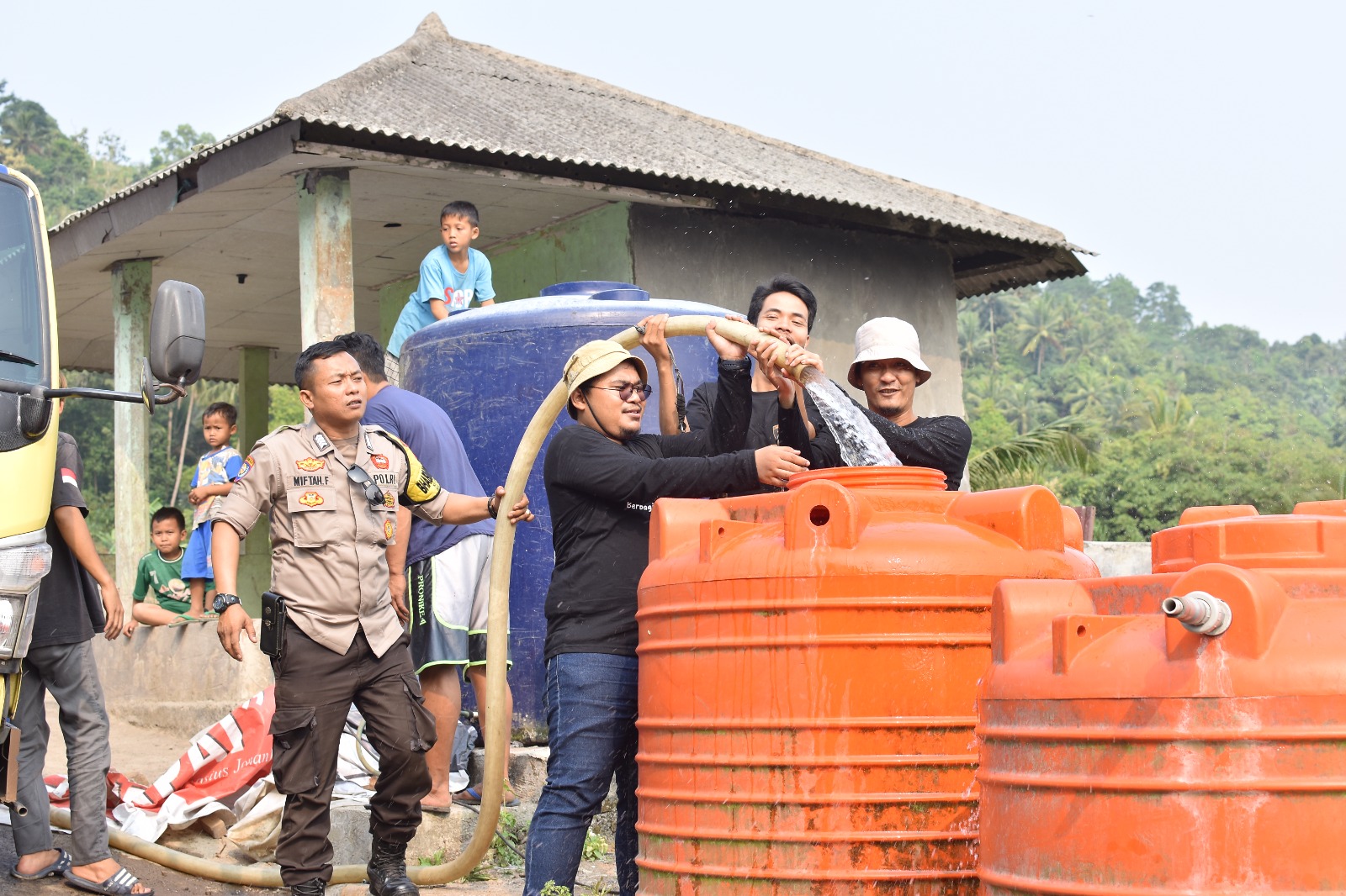  Dilanda Kekeringan, KNPI Kota Cilegon Kirim Air Bersih ke Warga Kelurahan Mekar Sari