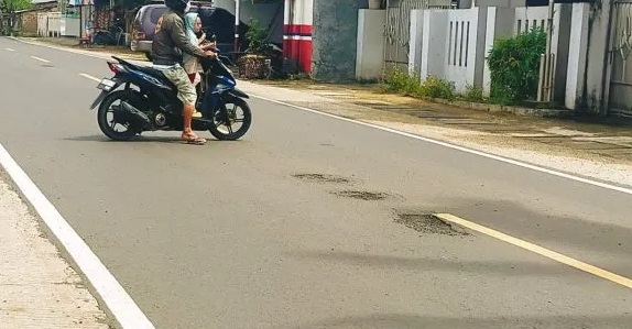 Tidak Lama Diperbaiki, Aspal Jalan di Pandeglang Sudah Terkelupas, Cek Info Jenis Aspalnya