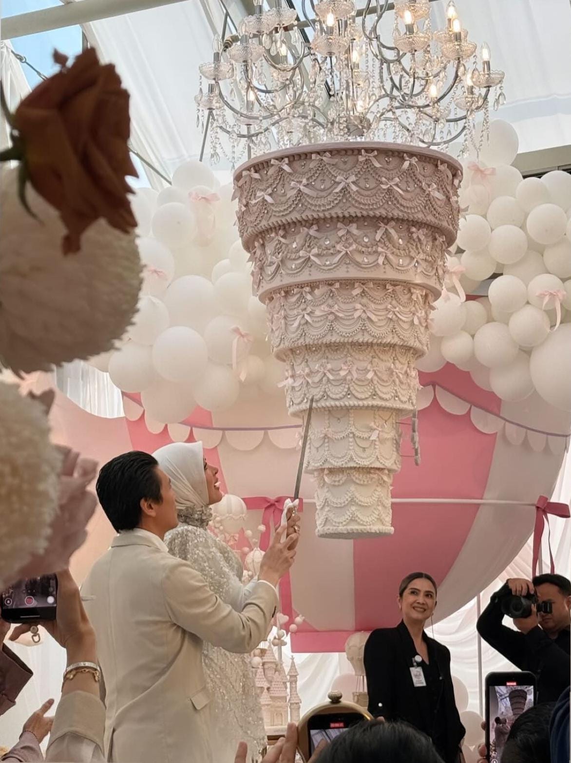 Salfok! Kue Ulang Tahun Syahrini Digantung Terbalik ala Chandelier di Pesta Mewah Ultah ke-45