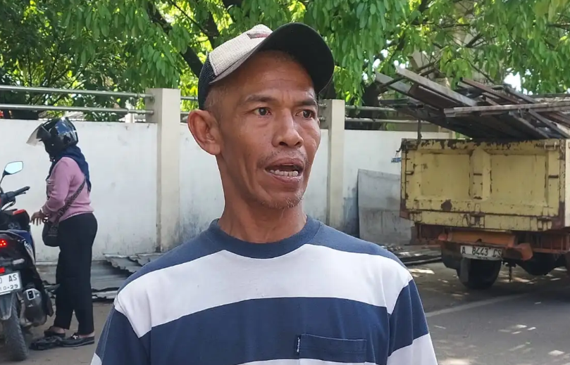 Pedagang Protes Pasca Pembongkaran Stadion