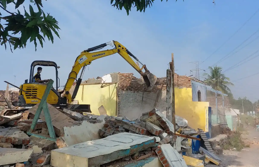 Aparat Keamanan Kawal Ketat Pembongkaran Rumah Warga Sukadana di Kasemen