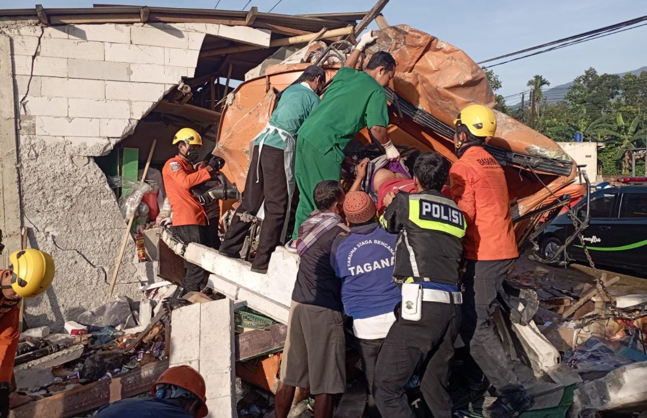 Truk Tabrak Dua Warung di Baros, Sopir Truk Meninggal Dunia di Lokasi Kejadian