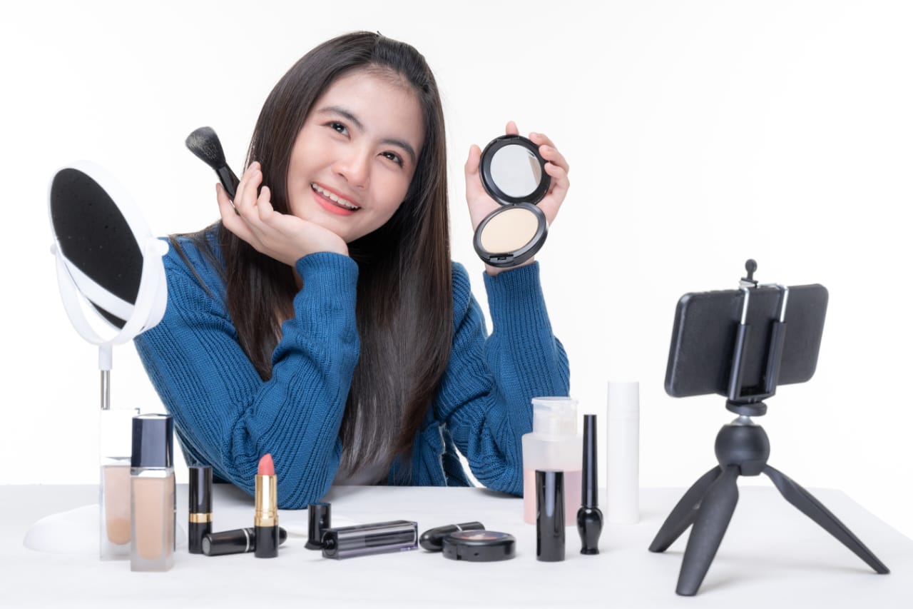 Rahasia Makeup Sempurna, Tips Sesuai Bentuk Wajah & Warna Kulit!