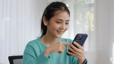 Sering Scroll HP Bikin Bahu Makin Membungkuk? Coba 5 Latihan Ini untuk Bantu Perbaiki Postur