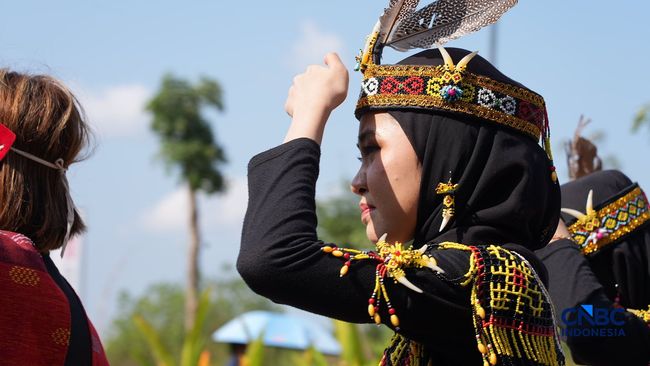 IKN Panas Mendidih, Peserta Karnaval Budaya Sembunyi dari Terik Matahari