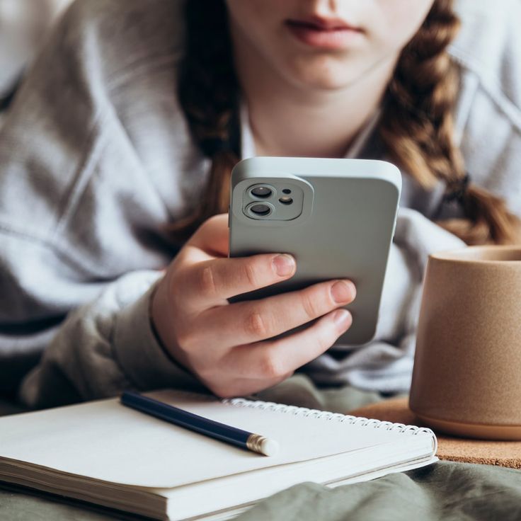 Mencari Gejala Overthinking di TikTok Bukanlah Self-Awareness, Ini Alasannya