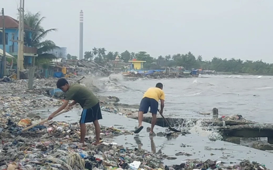 Gegara Sampah Menumpuk di Pantai Teluk, Sebabkan Kendaraan Tak Bisa Lewati Jalanan