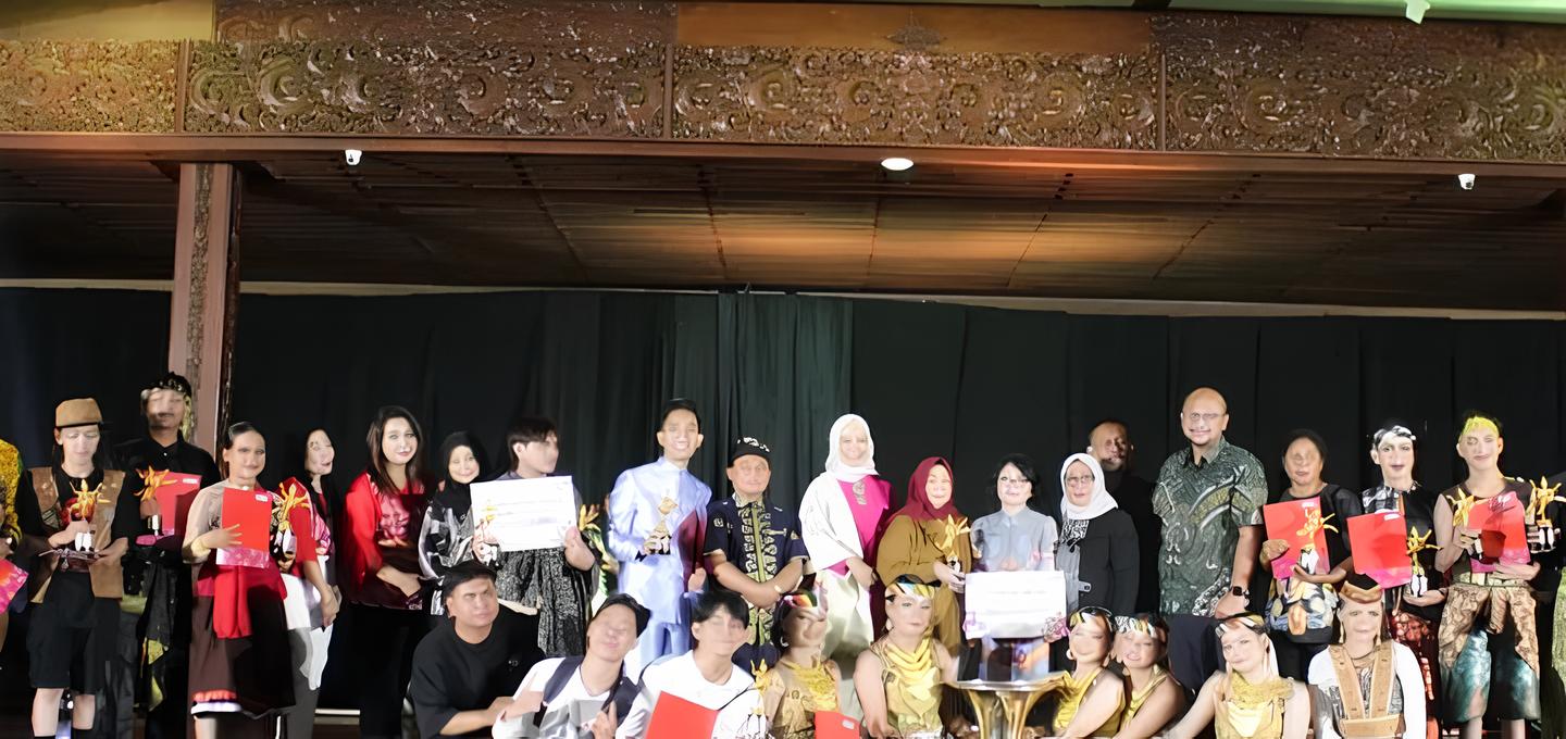 Bersaing Nasional dengan 14 Provinsi, Mahasiswa UNIBA Raih Piala di Parade Tari Nusantara Ke-40 Wakili Banten