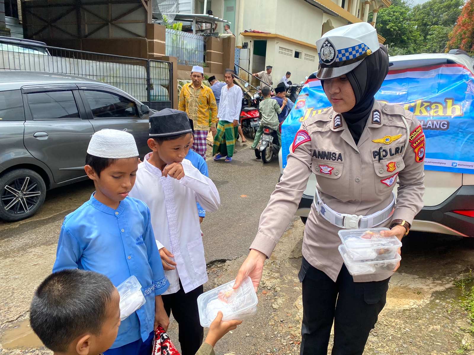 Jumat Berkah Polres Pandeglang Bagikan Ratusan Nasi Kotak