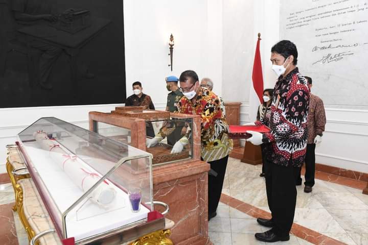 Hari Ini, Naskah Asli Teks Proklamasi - Bendera Pusaka Disandingkan di Istana Merdeka 