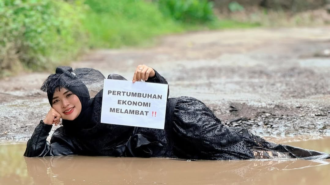 20 Tahun Tidak Ada Perhatian Pemkab, Warga Pandeglang Iuran Perbaiki Jalan Rusak