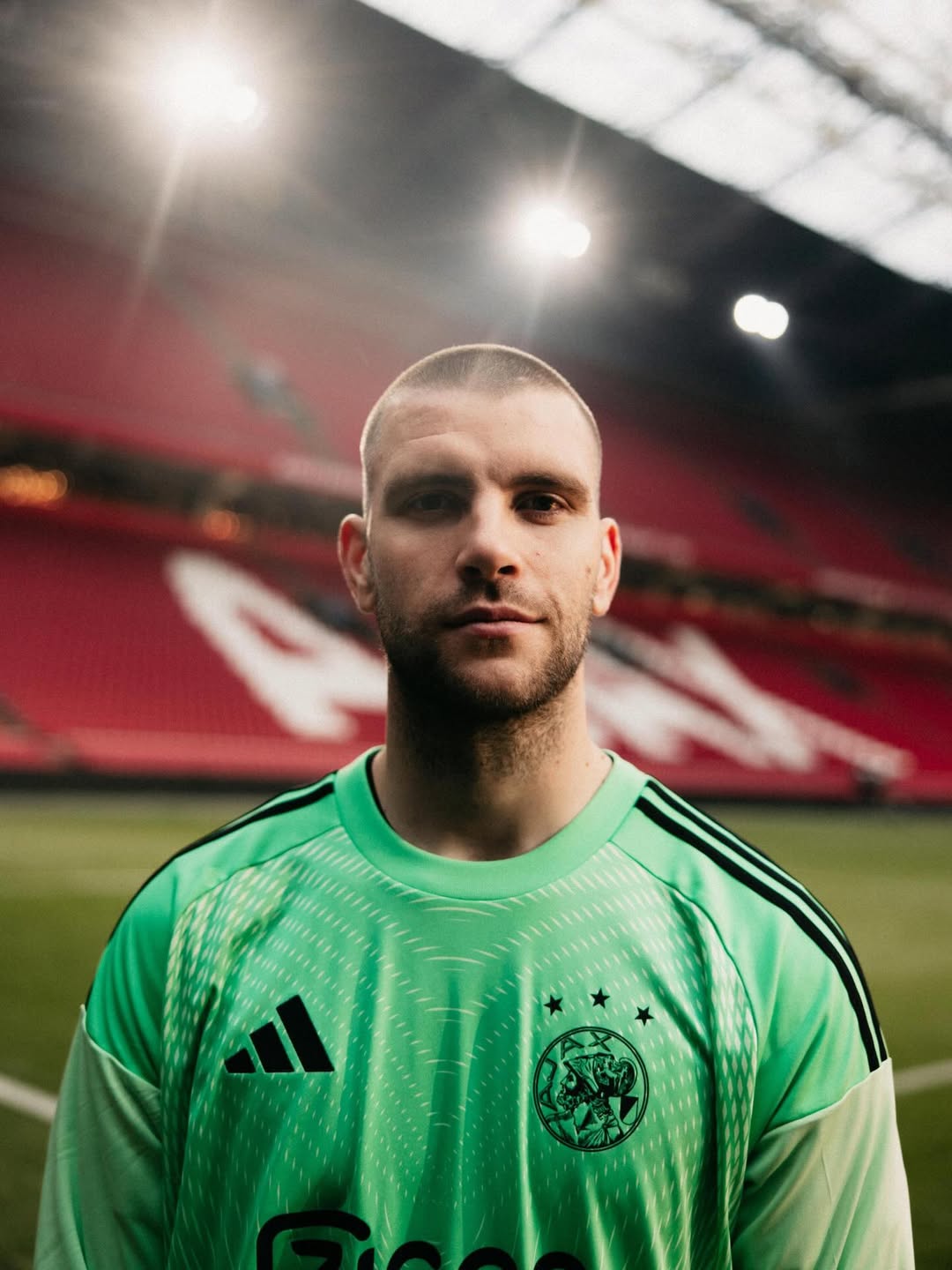 Maarten Paes Resmi Berseragam Ajax, Babak Baru Kiper Timnas Indonesia