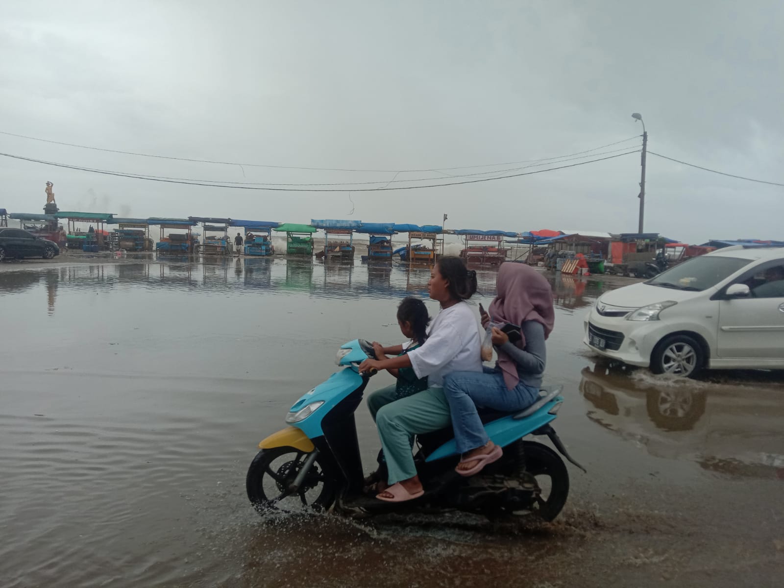 Kawasan Teluk-Labuhan Diterjang Rob, Camat Labuhan Ingatkan Warga Hati-hati