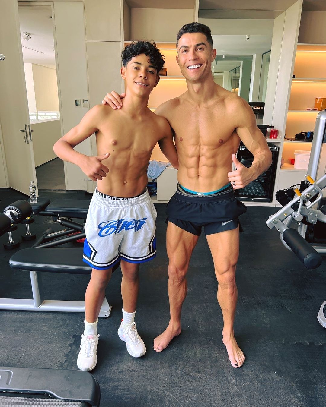 Cristiano Ronaldo dan Anaknya Pamer Otot Perut 