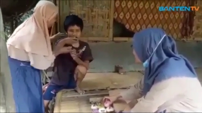 Tinggal di Rumah Reyot, Janda Miskin di Desa Panamping-Bandung Dapat Bantuan Sembako