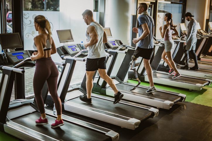 Lari Aspal vs Treadmill: Mana yang Lebih Sehat untuk Tubuh?