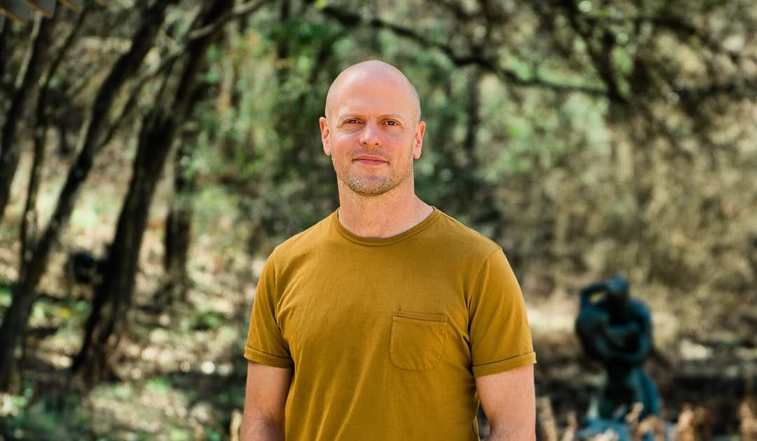 Cemas? Ini Dia Teknik Ampuh Tim Ferriss dalam Mengatasi Tantangan Hidup