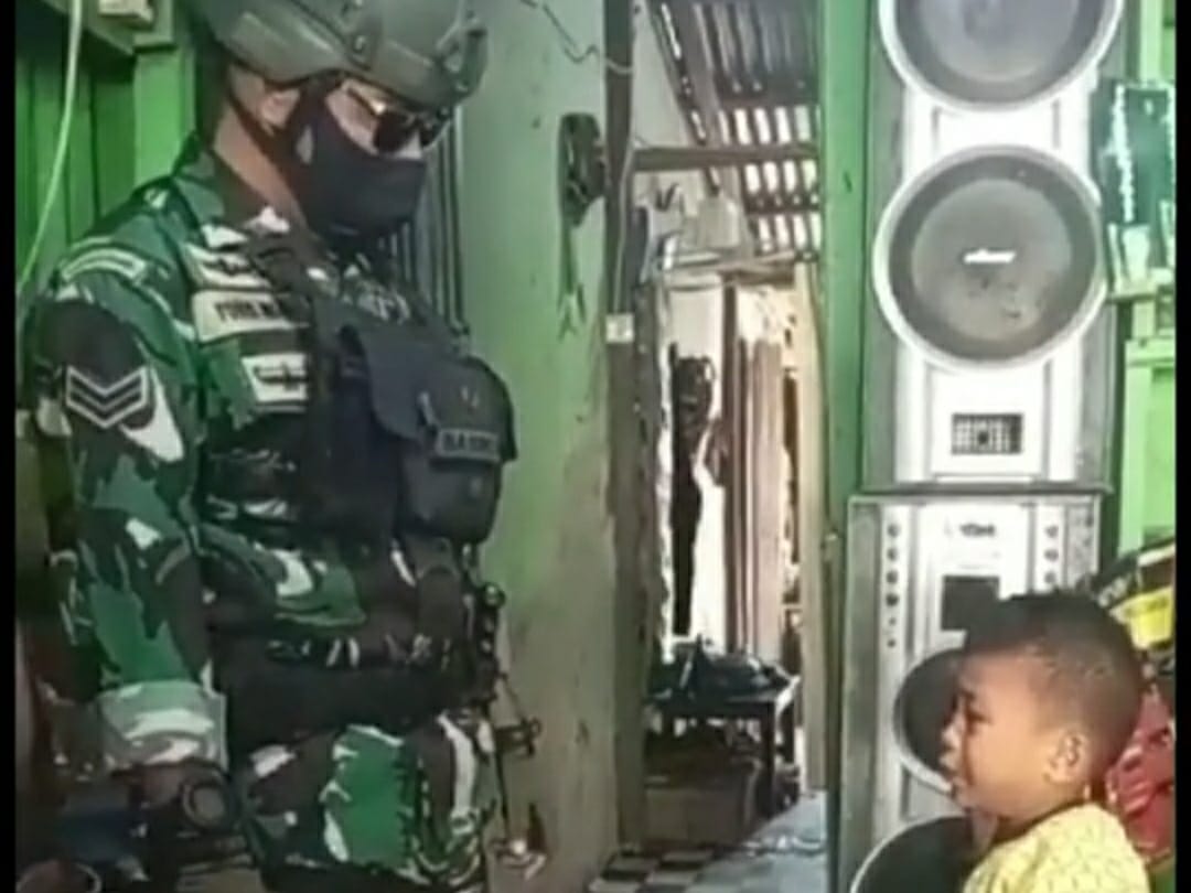 Bocah di NTT Viral Ditegur Tentara Karena Tidak Mau Sekolah, Netizan: Ade Ko Ada Bakat Jadi Anggota DPR 