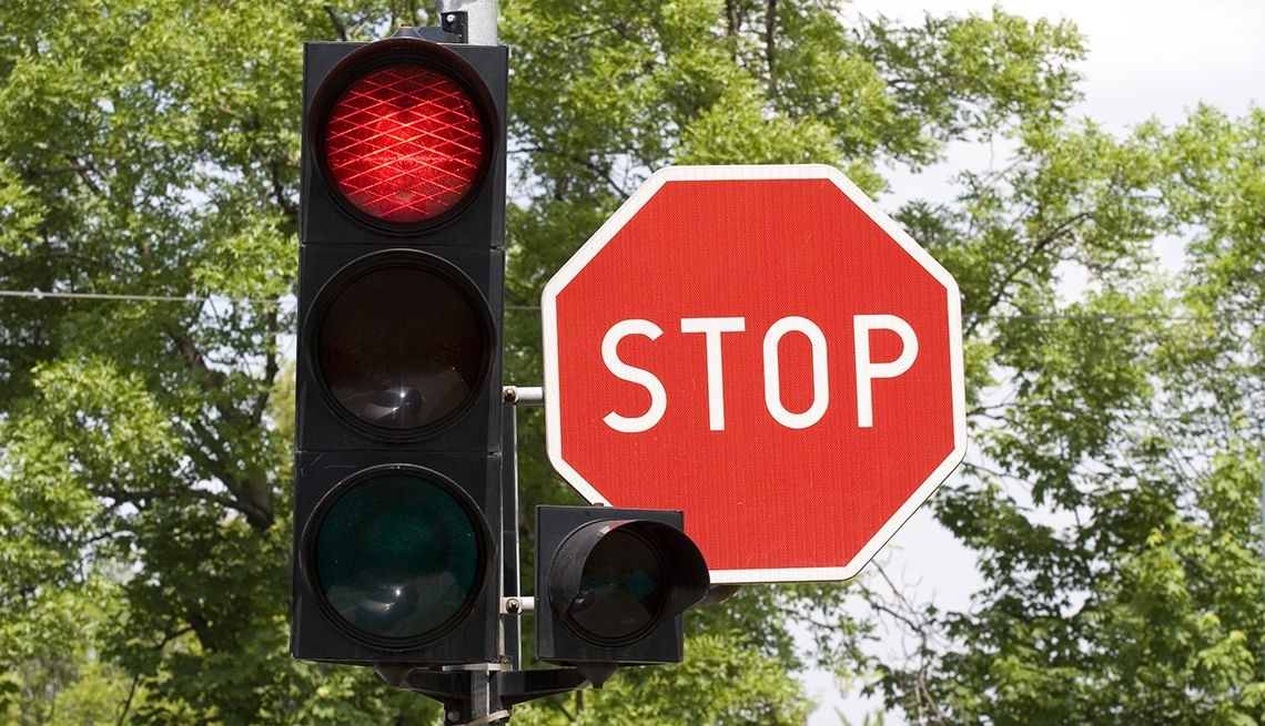 Kena Lampu Merah Padahal Mau Lurus? Begini ‘Jalan Pintas’ ala Orang Serang
