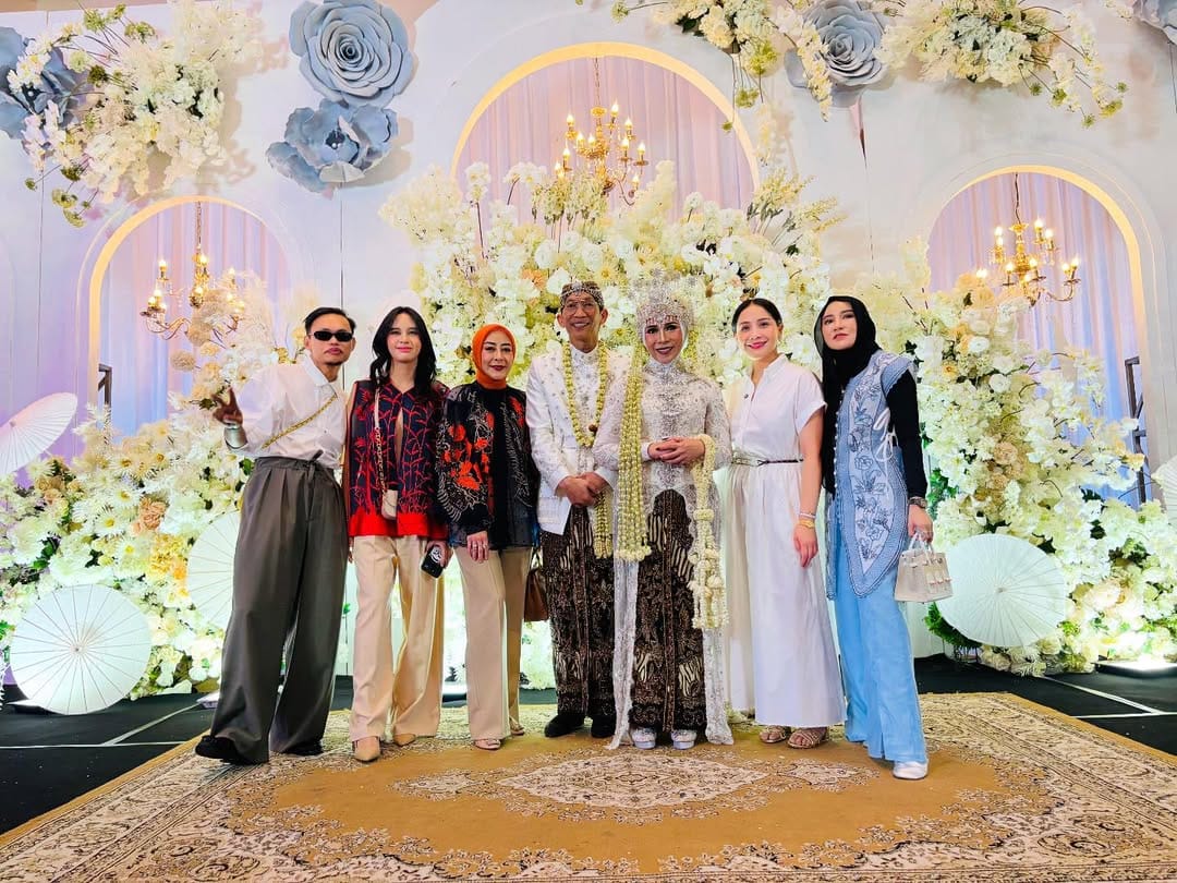 Melly Goeslaw dan Anto Hoed Rayakan 30 Tahun Pernikahan Dengan Resepsi Pengantin Baru