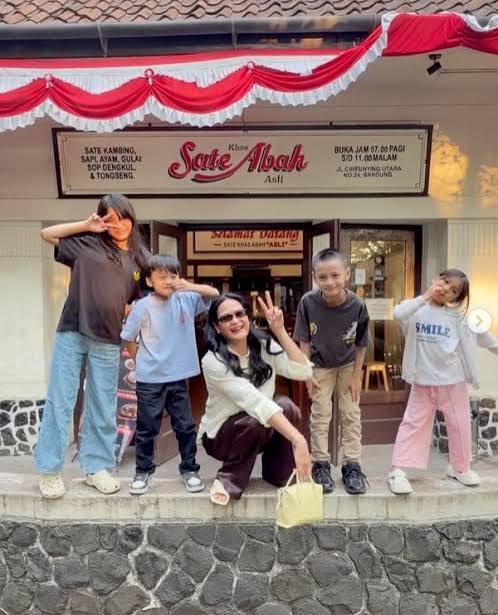Pesona Donna Harun Tampil Awet Muda dan Modis Saat Momen Bersama Cucu
