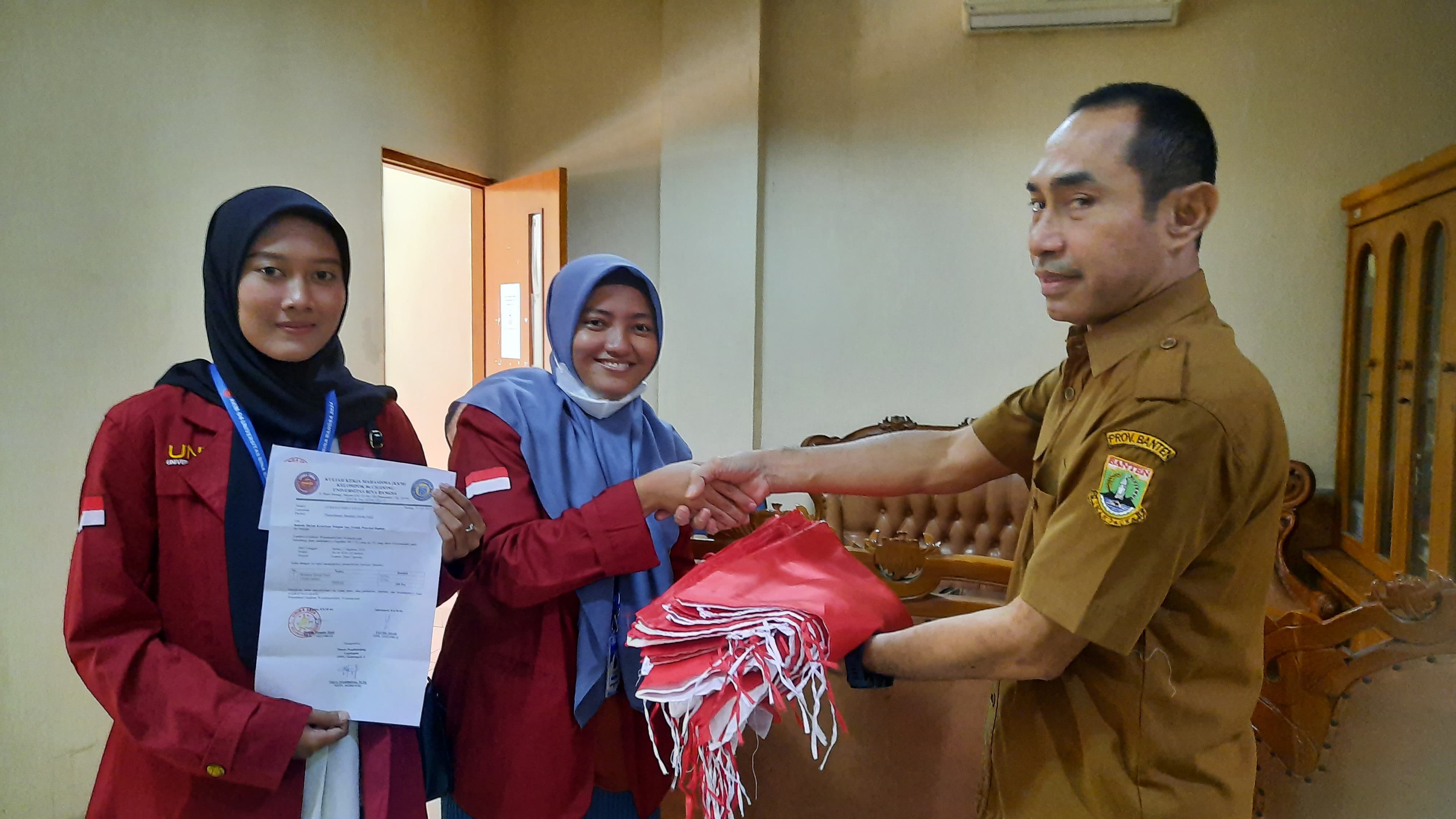 Turut Memeriahkan Kemerdekaan RI, Mahasiswa KKM 04 Desa Cigoong UNIBA Bagikan Bendera Merah Putih