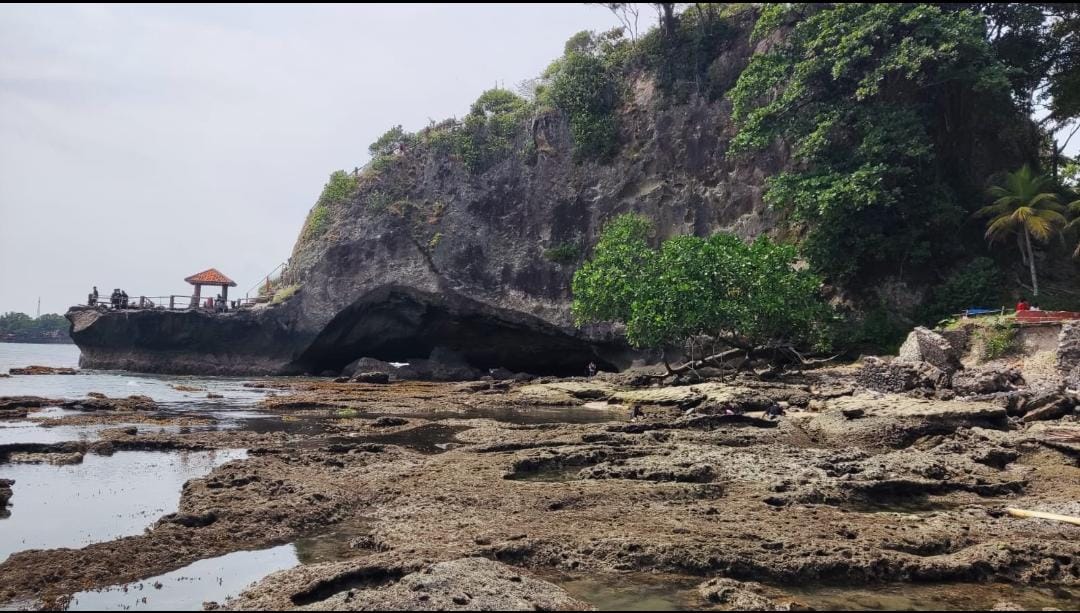 Check Apa Saja yang Bikin Pantai Karang Bolong Unik dan Wajib Dikunjungi