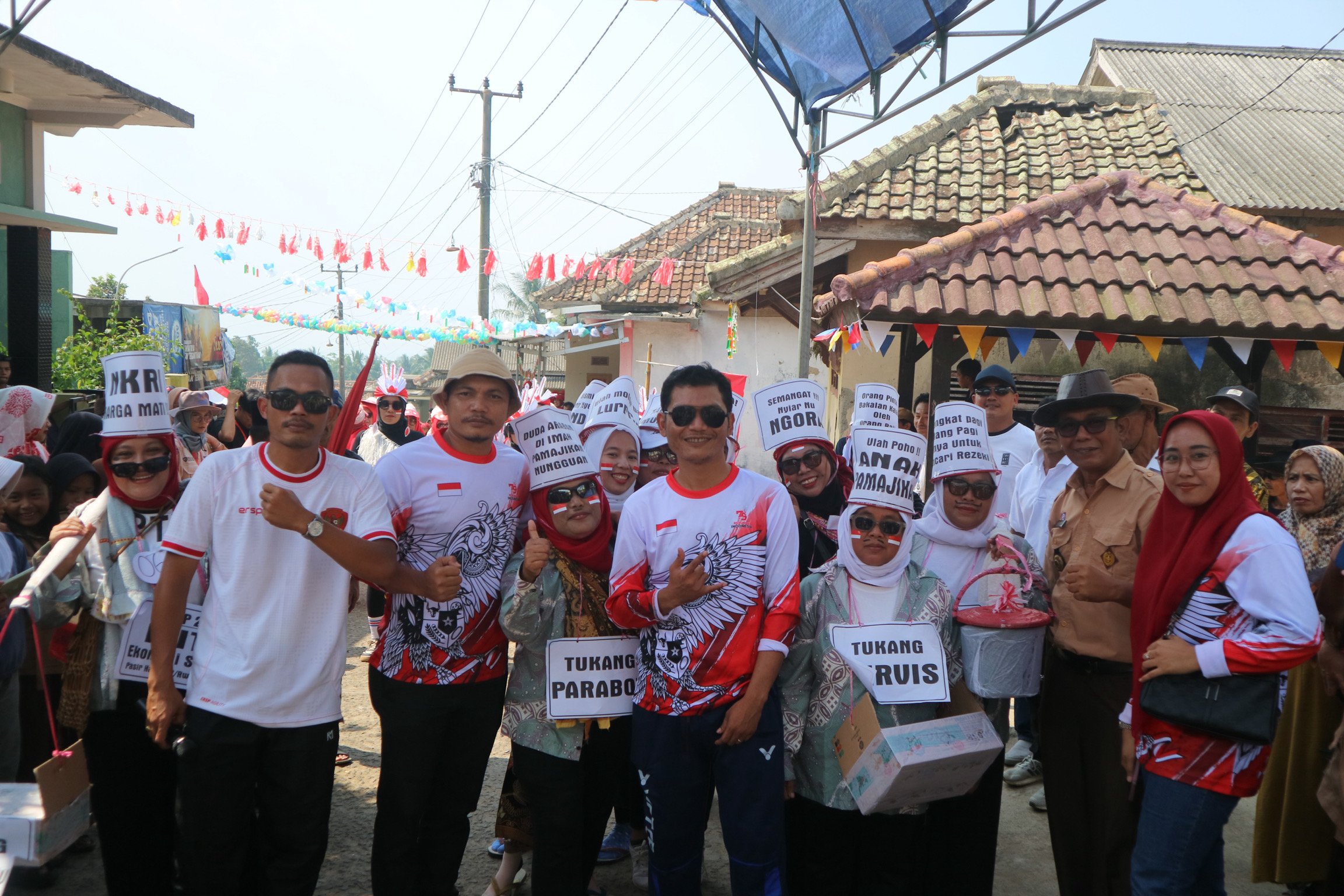 Masyarakat Desa Sukarena Ramaikan Lomba Gerak Jalan Tingkat Desa