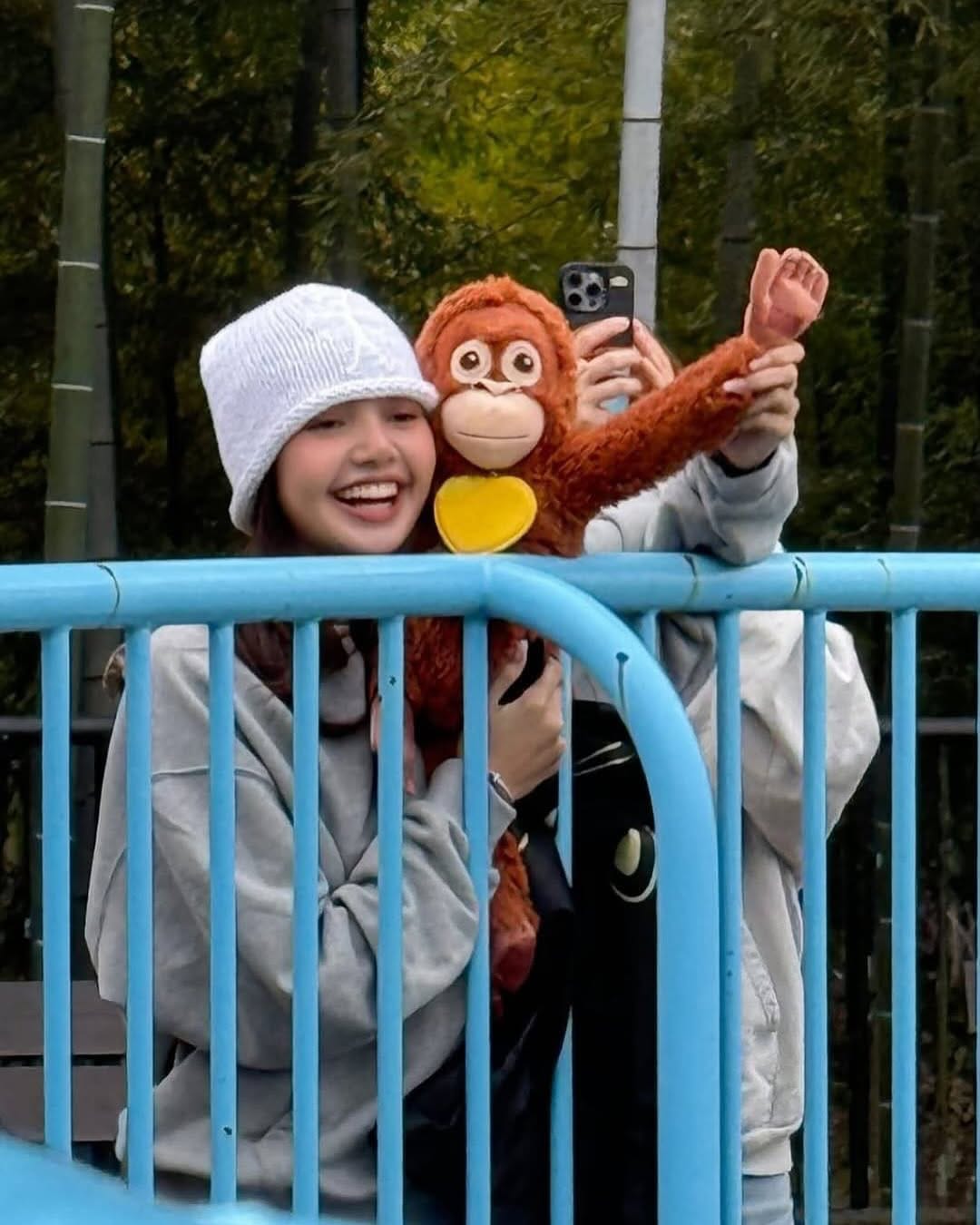 Lisa BLACKPINK Kunjungi “Si Bayi Monyet Viral” di Jepang, Bawa Boneka Orangutan yang Bikin Netizen Gemas