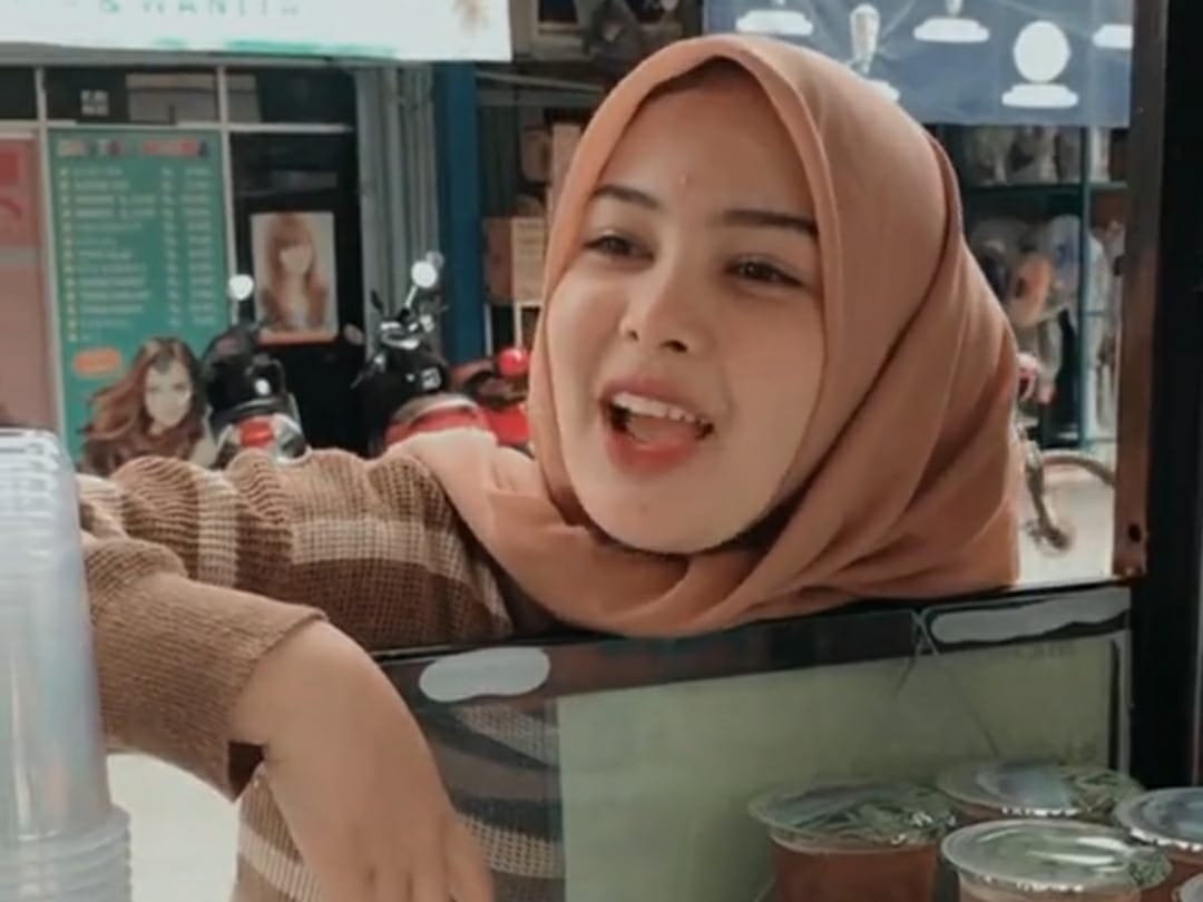 Viral Pedagang Es Teh Manis di Cipondoh Berparas Cantik Mirip Sandra Dewi