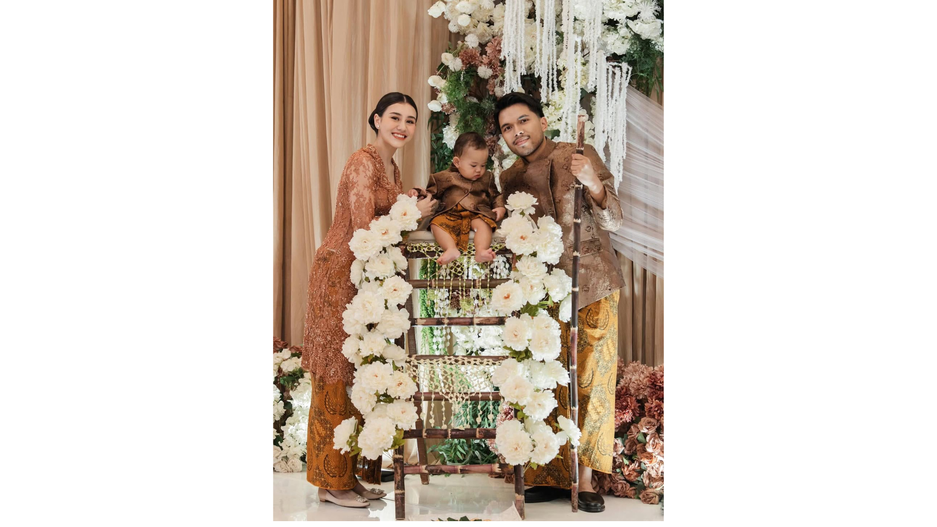 Langkah Pertama Baby Arash: Intip Gemasnya Tedak Siten Anak Aaliyah-Thariq yang Kental Nuansa Ningrat