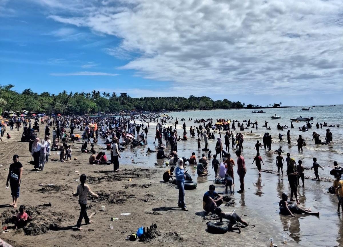 Libur Lebaran 2026, Lebih dari 537 Ribu Wisatawan Padati Pantai di Banten