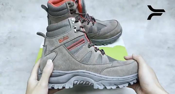 5 Brand Sepatu yang Cocok untuk Hiking, Tracking, atau Traveling