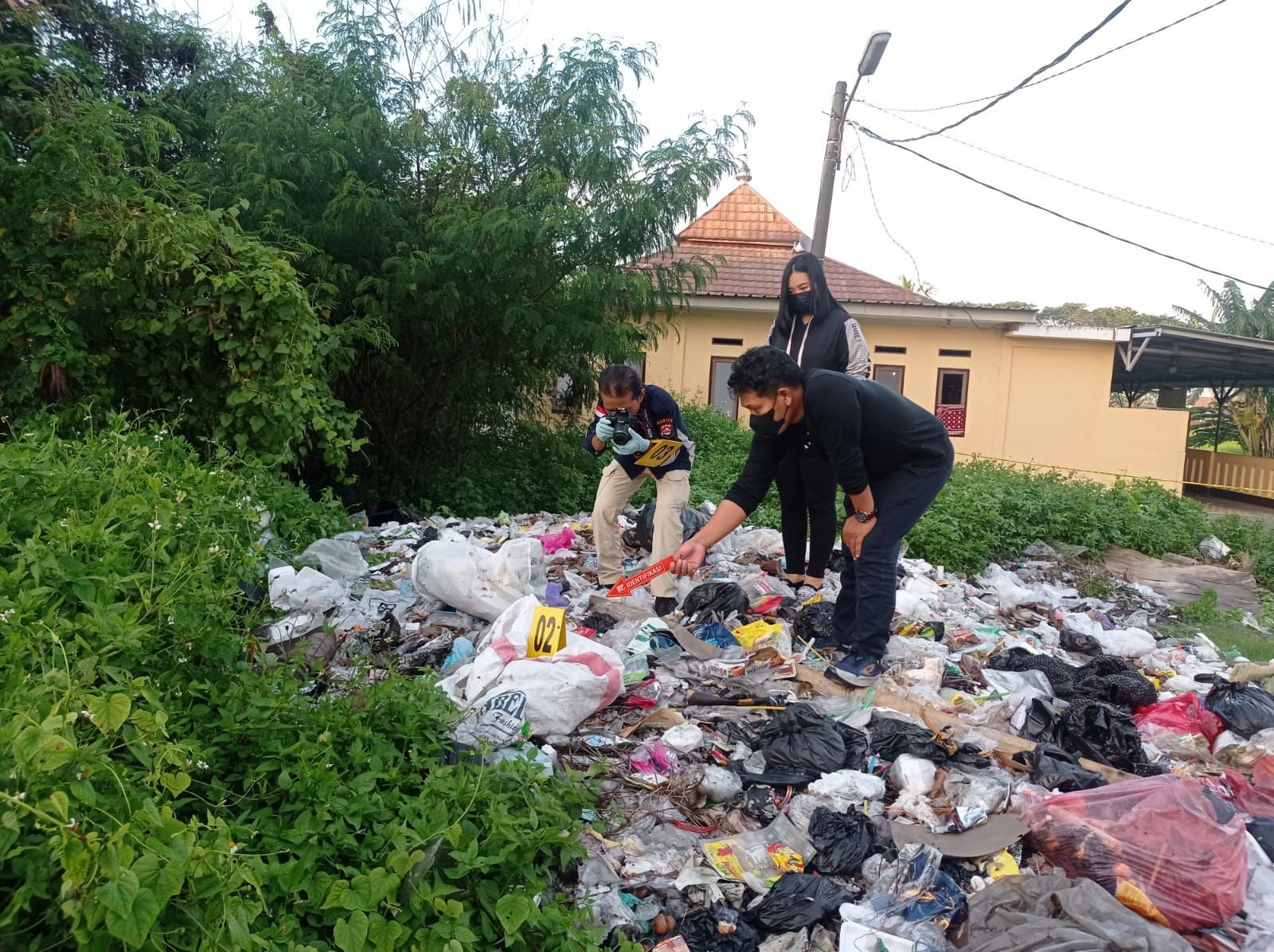 Kakek Kenakan Sepatu Nike Ditemukan Tewas di TPS Pasar Tambak Serang 