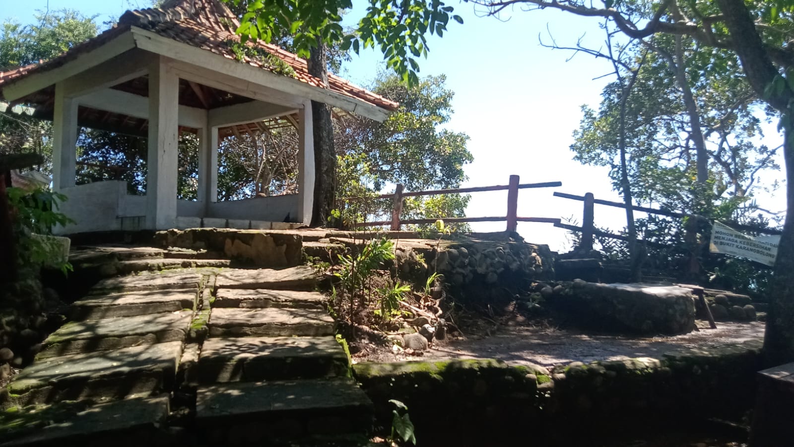 Unik, Warung Ini Jadi Satu-satunya yang Berada Di Atas Karang Bolong