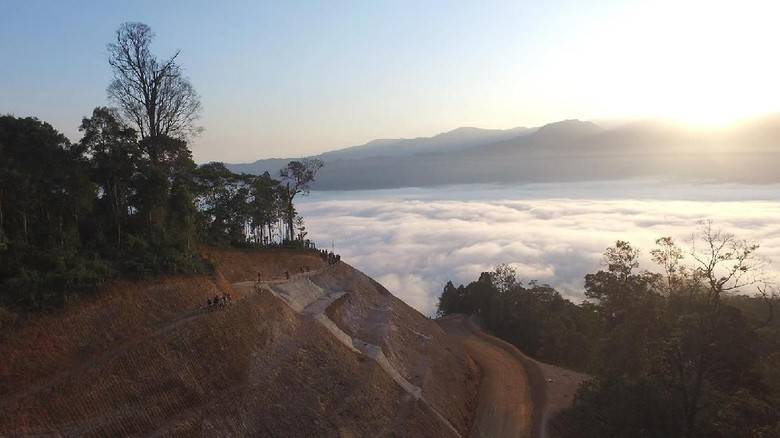 Liburan Seru Camping di Gunung Luhur, Negeri di Atas Awan yang Viral di Banten