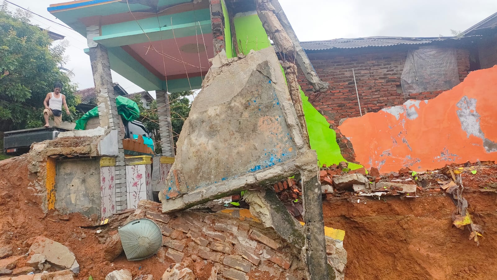 9 Rumah Ambruk Akibat Pergerakan Tanah, Warga Girimukti Masih Mengungsi