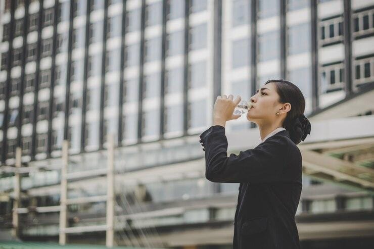 5 Fakta Mengejutkan tentang Bahaya Minum Sambil Berdiri