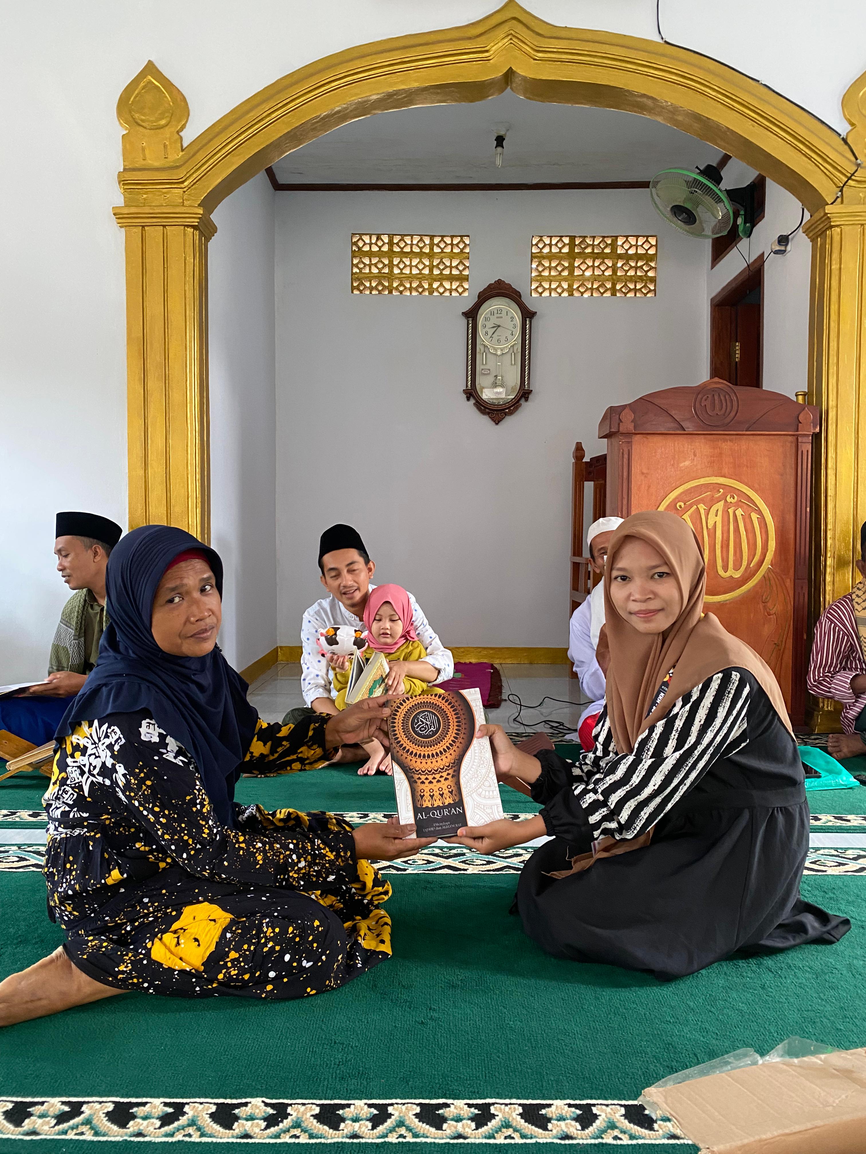 Mahasiswa KKN 66 UIN Banten Serahkan 100 Al-Qur'an untuk Warga Desa Bojongmenteng, Kabupaten Lebak