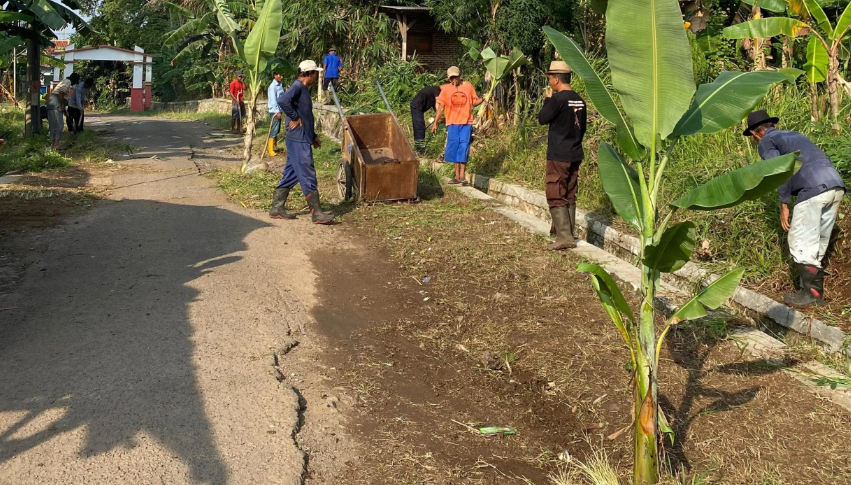 Jalan Rusak Bertahun-tahun di Grogol Cilegon, Warga Pasang Pohon Pisang Sebagai Seruan Putus Asa