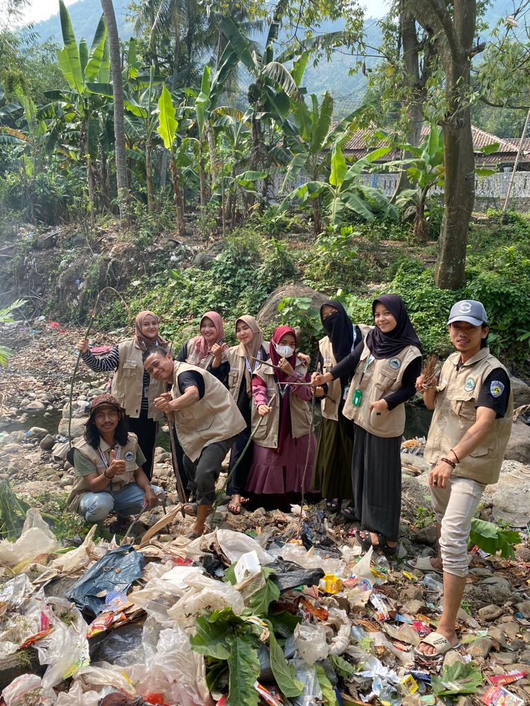 Mahasiswa KKN UIN SMH Banten Bersihkan Lingkungan dari Sampah