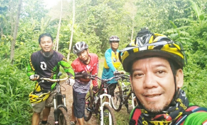 Trek Gowes Desa Talaga - Luwuk: Lewati Lereng Bukit, Pemandangannya Asyik